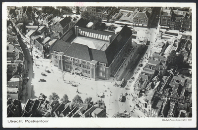 606158 Luchtfoto van het hoofdpostkantoor (Neude 11) te Utrecht, uit het noordoosten. Op de voorgrond de Neude, links ...